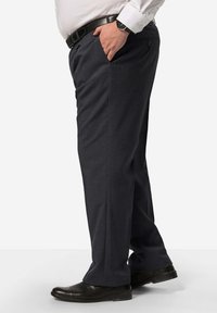 Tmavě šedé formální kalhoty z texturované tkaniny, s rovnými nohavicemi a bočními kapsami, spárované s černými botami.