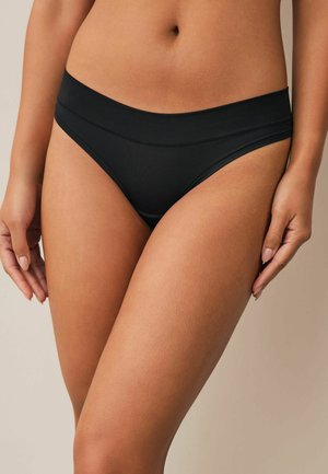 Čierne bikiny s hladkou textúrou, s širokým pásom, minimálnym zakrytím a čistým, jednoduchým šitím.