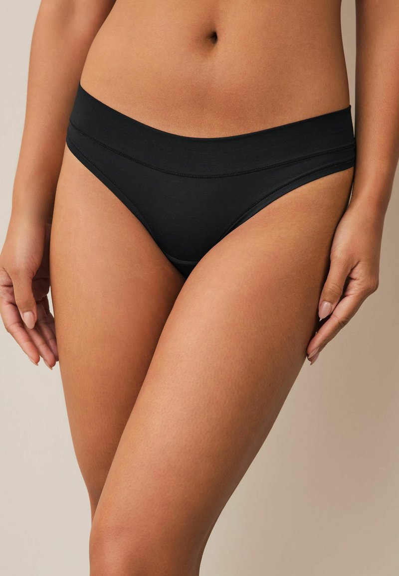 Čierne bikiny s hladkou textúrou, s širokým pásom, minimálnym zakrytím a čistým, jednoduchým šitím.