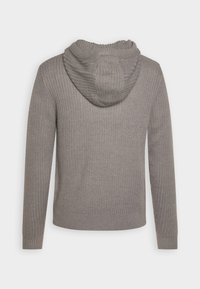 Grauer Strick-Hoodie mit geripptem Muster, einer Kordelzugkapuze sowie eng anliegenden Bündchen und Saum, von hinten präsentiert.