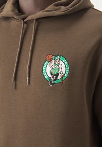 New Era NBA BOSTON CELTICS LEAGUE ESSENTIALS HOODIE - Squadra - brown