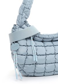 Sac à main en tissu matelassé bleu clair avec poignée rembourrée, sangle élastique et cordons suspendus avec embouts en caoutchouc.