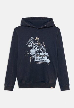 Navyblauwe hoodie met een vooropdruk van een cowboy op een paard, met de tekst "Wrangler" en het jaar 1947. Katoenen stof, ribbels aan de mouwen.