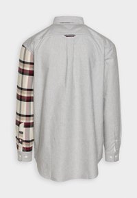 Gestreiftes Langarmhemd mit kontrastierenden Kariersleeves und Knopfbündchen. Das Material ist ein leichter Baumwollmix.