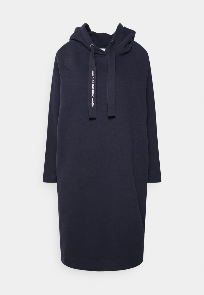 Robe sweat à capuche bleu marine à manches longues avec capuche à l'avant et cordons, l'un des cordons porte l'inscription « allow yourself to grow », fond uni.