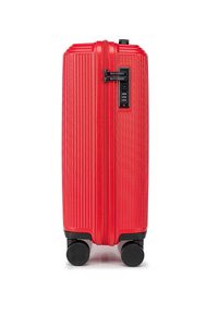 Valise rigide rouge avec texture en relief vertical, fermetures éclair noires, serrure TSA intégrée et quatre roues à roulement fluide.