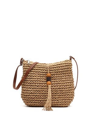 Tkan torbica čez ramo iz slame z rjavim usnjenim trakom, z zadrgo in okrasnim cofom z lesenimi kroglicami na sprednjem sredinskem delu.