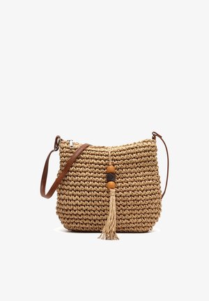 Punutud heinaõiel rippsangapärane kott pruuni nahkrihmaga, luku ja esiküljel puidust helmetega dekoratiivse tutiga.