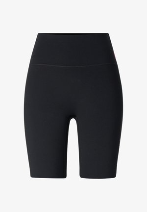 Czarne dopasowane spodenki rowerowe z wysokim stanem, gładkim wykończeniem i długością do połowy uda, przedstawione na białym tle.