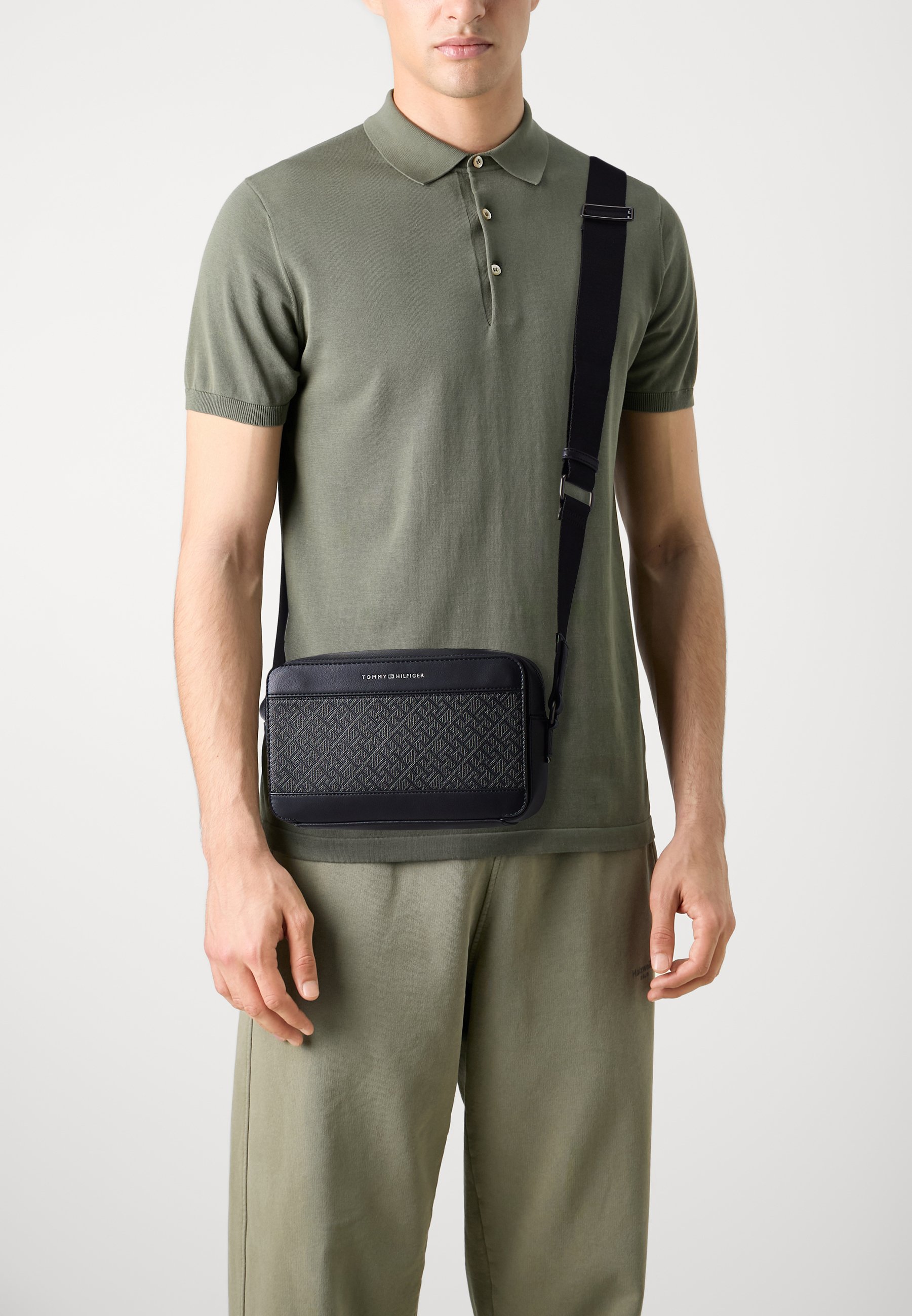 All Black - Borsa Porta Computer Tracolla 13/14 Pollici | Vegan, Elegante E Funzionale Per Lavoro E Studio - Foto 3