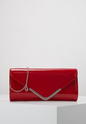Czerwona lakierowana kopertówka z klapką, srebrnym łańcuszkiem i eleganckim geometrycznym akcentem z przodu.