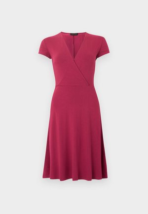 Φόρεμα με κοντά μανίκια σε βαθύ ροζ χρώμα, με κορσέ σε στυλ τύλιγμα και V-λαιμόκοψη, και φουσκωτή φούστα, παρουσιάζεται σε λευκό φόντο.