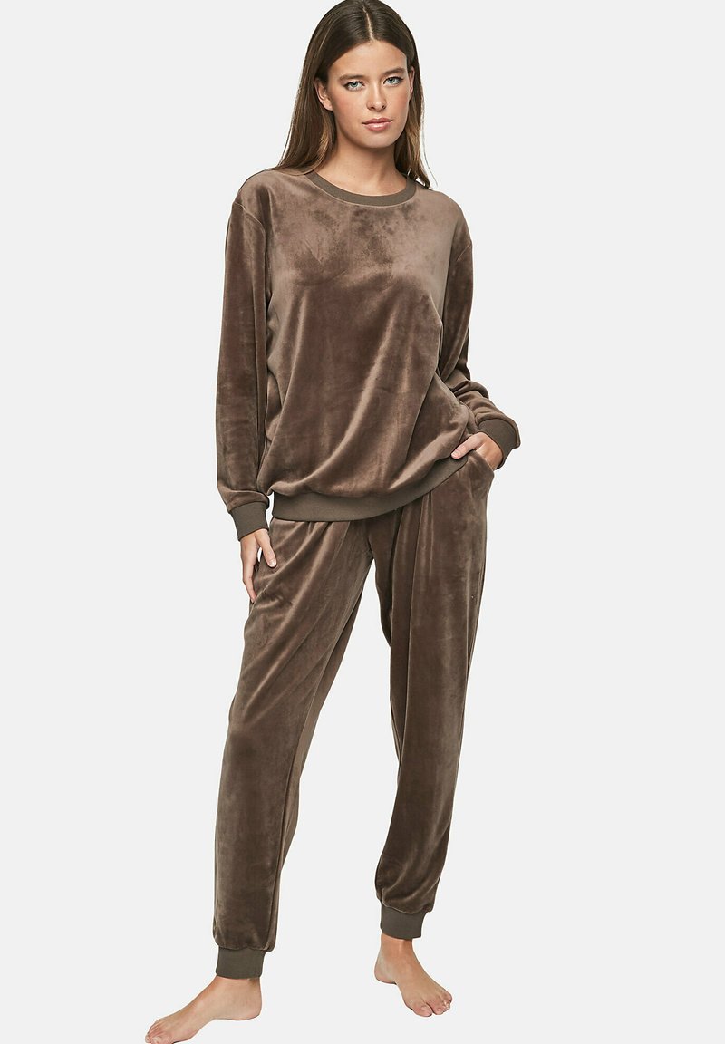 Bruin fluwelen loungewear set met een langwerpige top met een ronde halslijn en bijpassende broek met elastische tailleband en omgeslagen zomen.