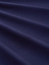 Tamsiai mėlynas medvilnės audinys su lygiu paviršiumi, pasižymintis subtiliomis klostėmis ir minkštais raukšlėmis, pabrėžiančiomis jo lankstumą ir lengvumą.