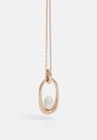 Roséguldhalsband med en oval länkdesign, som har en ensam vit pärla tryggt placerad inom den öppna ramen. Kedjan visar små, länkade detaljer.