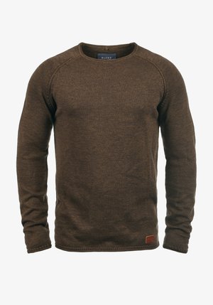 Brązowy sweter dzianinowy z długimi rękawami, okrągłym dekoltem, ściągaczami na rękawach oraz subtelną fakturą. Posiada małą skórzaną naszywkę z logo na dolnym brzegu.