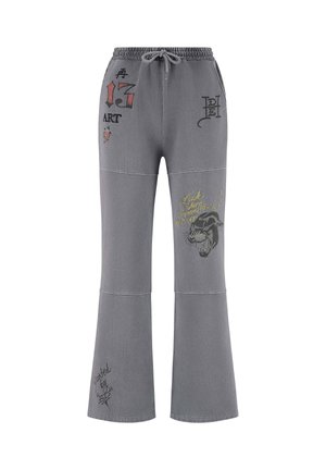 Pantalones gris de campana con cintura elástica, que presentan diversos gráficos y textos bordados en colores contrastantes en las piernas.