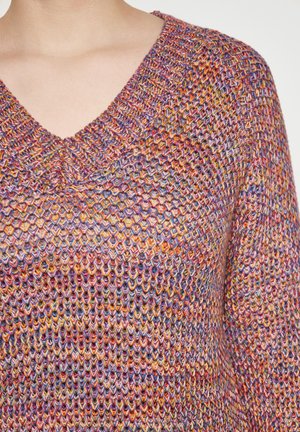 Maglione lavorato a maglia multicolore con scollo a V, caratterizzato da un motivo a punto testurizzato e sfumature di viola, arancione e rosa.