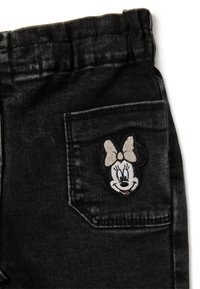 Zwarte spijkerbroek met een gestructureerde afwerking, voorzien van een klein geborduurd Minnie Mouse-design op de achterzak en een elastische tailleband.