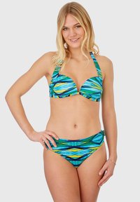 Ensemble bikini comprenant un top halter rembourré et un bas taille basse assorti. Motif abstrait bleu et vert vif avec des accents noirs contrastants.