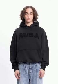 Felpa nera con cappuccio in pile, con grande logo "FAVELA" al centro, tasca a marsupio frontale e vestibilità comoda con polsini a costine.