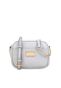 Grijze leren schoudertas met een rechthoekige vorm, gouden hardware en een kettinghengsel. Heeft een metalen naamplaatje aan de voorkant.