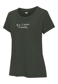 Donkergroene katoenen T-shirt met een ronde halslijn en korte mouwen. Bevat witte tekst met de woorden: "het leven is een verzameling van momenten."