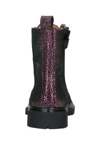 Botín negro hasta el tobillo con un acabado iridiscente texturizado, que presenta un patrón de zigzag, tirador y suela de goma gruesa.