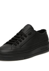 Baskets en cuir noir avec une finition texturée, dotées d'un bout rond, d'un laçage et d'un logo embossé sur la languette et sur le côté.