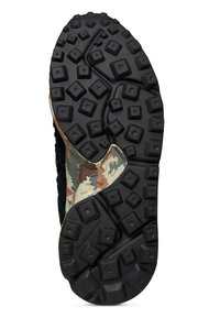 La semelle extérieure en caoutchouc noir texturé présente un motif camouflage, avec des crampons carrés surélevés pour la traction. Les accents latéraux affichent un camouflage multicolore.