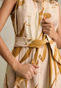 Reiss REGULAR FIT - MORGAN PALM-PRINT SLEEVELESS - Blusenkleid - neutral