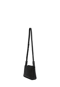 Borsa a spalla in pelle nera con design piatto, profilo snello e tracolla regolabile con un accento intrecciato per un tocco di dettaglio in più.