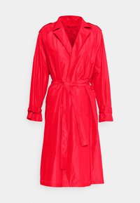Czerwony, satynowy płaszcz trench z wyłogowym kołnierzem, paskiem w talii i długimi rękawami. Posiada zawinięte mankiety i błyszczącą teksturę.