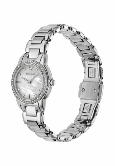 Orologio da polso Emporio Armani in acciaio inossidabile argento con quadrante in madreperla, lunetta in cristallo e cinturino a maglie, chiusura aperta.