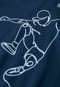 Marineblaues T-Shirt mit einem weißen Umrissdesign einer Person, die Skateboard fährt, das geschwungene Linien und einen minimalistischen Stil zeigt.