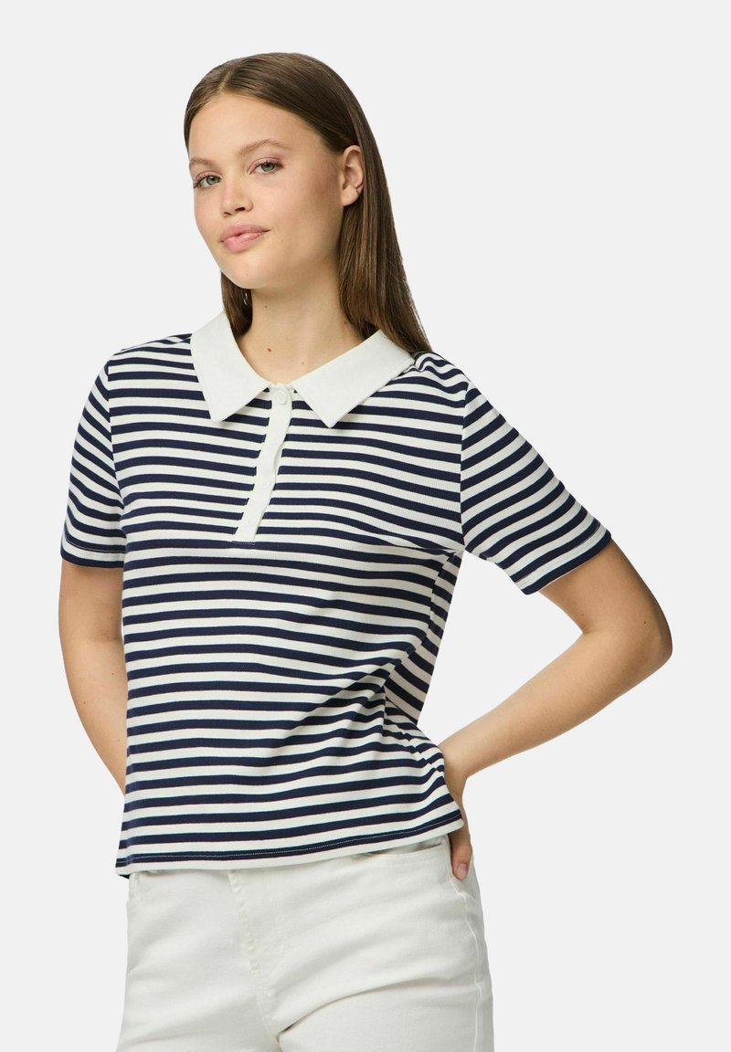 Tumši zila un balta svītrainā polo krekla ar īsām piedurknēm, balto apkakli un trīs pogām, izgatavots no teksturēta auduma.