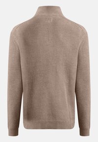 Beige strikket sweater med lange ærmer og høj krave, vist bagfra på en hvid baggrund.