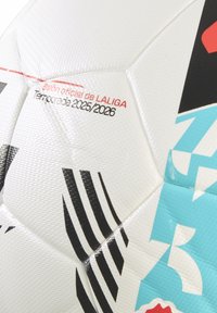 Hvid fodbold med tekstureret overflade, der har sort, turkis og rød grafik. Teksten lyder "Officiel bold fra LALIGA Sæson 2025/2026."
