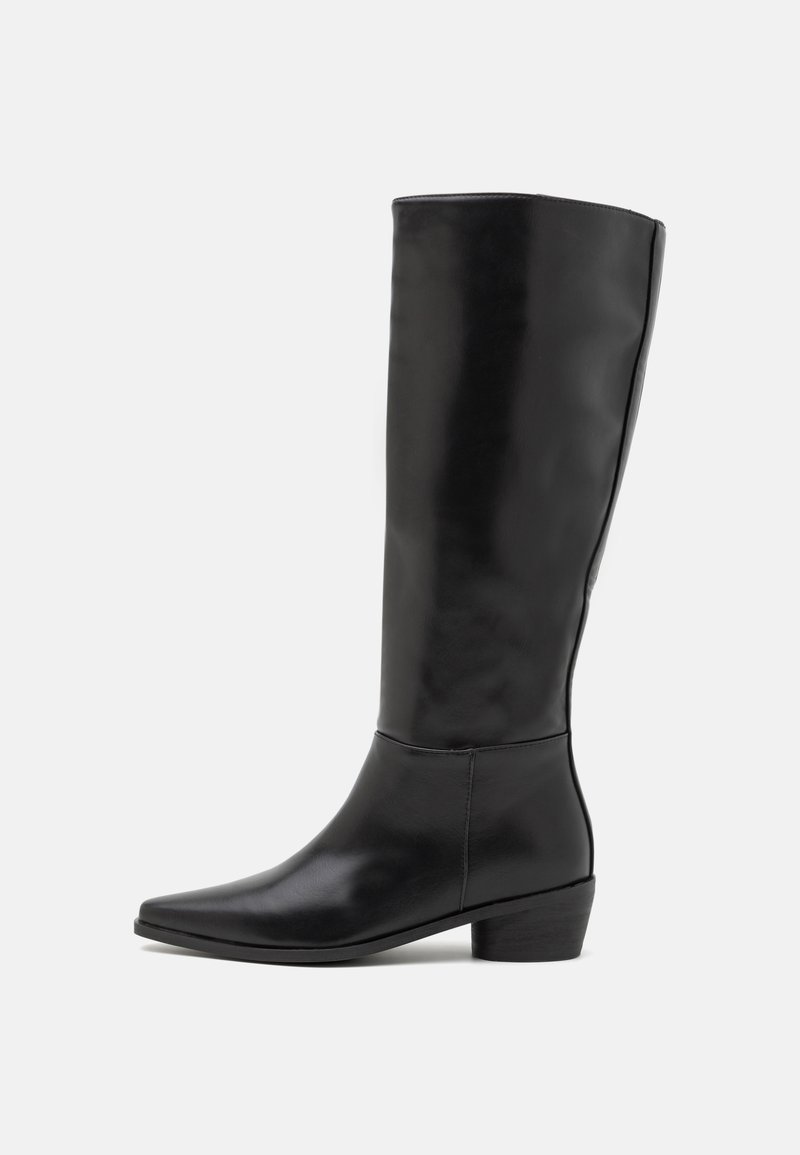 Botas pretas até ao joelho, feitas de couro liso, com biqueira quadrada e um salto bloco baixo. Design simples sem adornos visíveis.