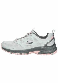 Zapatillas deportivas en gris claro con detalles en rosa, parte superior de malla transpirable, suela texturizada para tracción y detalles reflectantes en el talón.