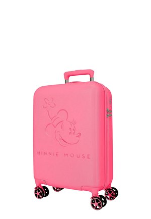 Maleta rígida de color rosa brillante con cuatro ruedas dobles giratorias, asa telescópica y el rostro y nombre de Minnie Mouse en relieve en la parte delantera.