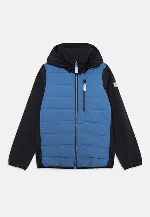 Giacca a vento imbottita blu trapuntata con maniche e cappuccio neri. Presenta una cerniera frontale e due tasche con zip per un ripstorage sicuro.