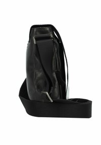 Borsa in pelle nera con finitura testurizzata, caratterizzata da un corpo piatto, tracolla regolabile in tessuto e accessoristica in tonalità argento lateralmente.