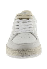 Sneaker bianco con tomaia in pelle liscia e suede testurizzato. Presenta una punta rotonda, perforazioni sulla punta e una suola in gomma testurizzata.