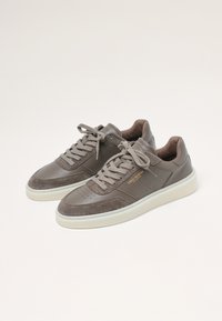 Grijze leren en suède sneakers met ronde neuzen, geperforeerde details en lichtbeige zolen. Voorzien van platte veters en logo-accenten.