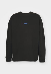 Sudadera negra de manga larga hecha de algodón suave. Cuenta con un cuello redondo y un logo azul "HUGO" en el pecho. Diseño simple con puños acanalados.