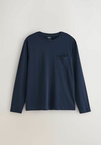 Marineblaue Langarmshirt aus Baumwolle mit Rundhalsausschnitt und einer Brusttasche. Glatte Textur mit minimalen Designelementen.