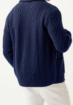 Cardigan lavorato a maglia blu navy con motivo a corda, orlo a costine e tasche laterali. Progettato con colletto a scialle e finitura testurizzata.