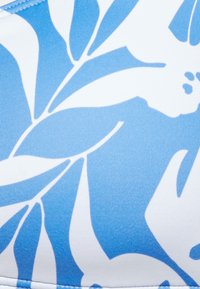 Tecido estampado com padrão floral azul e branco, apresentando uma textura suave e formas ousadas de folhas e flores, projetado para trajes de banho ou vestuário casual.