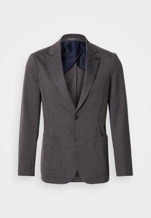 Grå kavaj med skräddarsydd passform, försedd med en notched kavajslag, två framfickor, en enkel knappstängning och ett slätt marinblått innertyg.